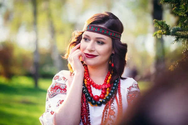 Belle jeune femme joyeuse perdue dans la contemplation et la pensée — Photo