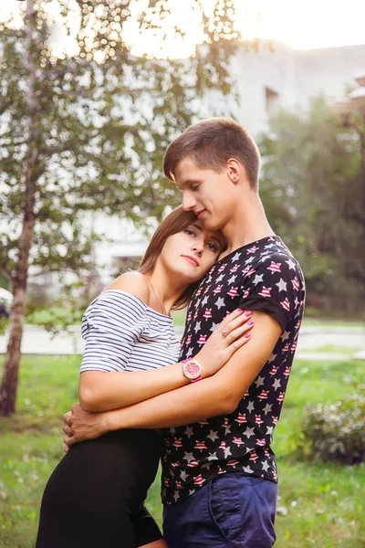 Vriendje knuffelen zijn vriendin — Stockfoto