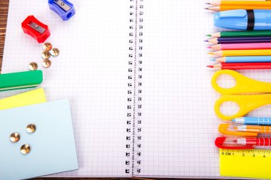 Açılan boş defter, okul çerçeve üzerinde bir retro wo sağlar.