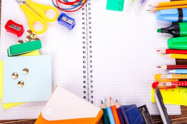 Açılan boş defter, çerçeve okulun bir retro ahşap arka plan üzerinde sağlar. Kopya alanı ile başa okul kavramı.