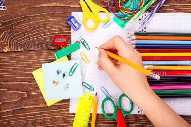 Boş defter, okul malzemeleri ahşap Resepsiyon arka plan üzerinde brushwith çerçevesinde eliyle açıldı. Kopya alanı ile başa okul kavramı.