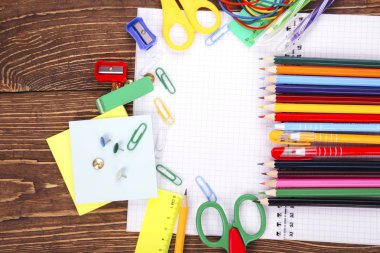 Açılan boş defter, çerçeve okulun bir retro ahşap arka plan üzerinde sağlar. Kopya alanı ile başa okul kavramı.