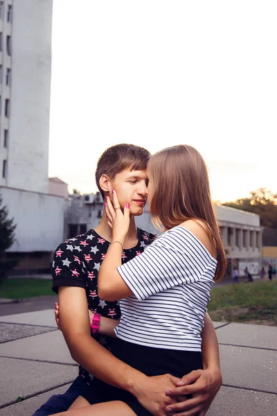 Vriendje knuffelen zijn vriendin — Stockfoto