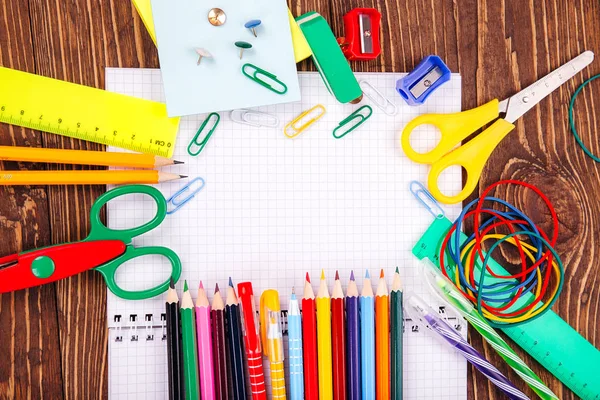 Açılan boş defter, okul çerçeve üzerinde bir retro wo sağlar.