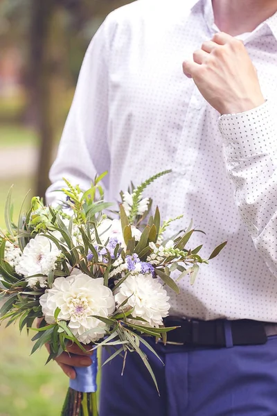 Man Håller Bukett Blommor Utomhus — Stockfoto