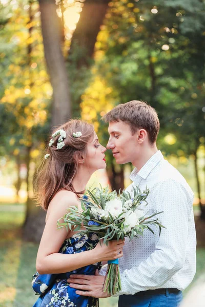 Happy Young Newlywed Couple Touching Noses Park Holding Bouquet Romantic — Stock Photo, Image