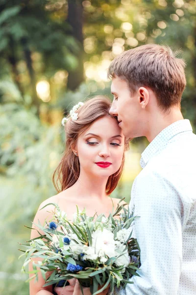 Happy young newlywed couple man buried his nose in her hair in p — Stock Photo, Image