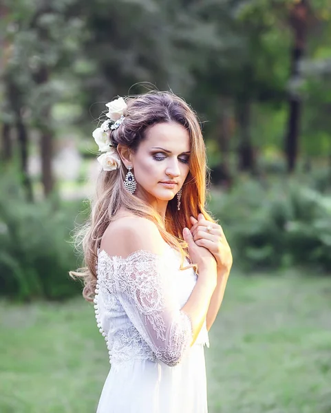 Ritratto di una bella giovane donna allegra, guardando in basso — Foto Stock