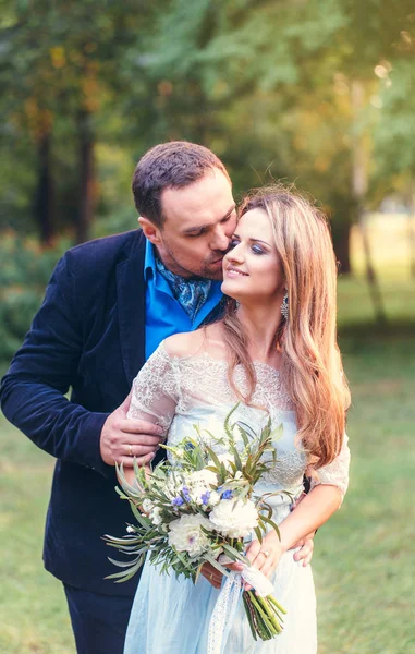 Happy young newlywed couple man holding hand and kissing his wif — Stock Photo, Image