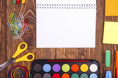 Açılan boş defter, çerçeve okulun bir retro ahşap arka plan üzerinde sağlar. Kopya alanı ile başa okul kavramı.