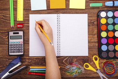 Boş defter, okul sup brushwith çerçevesinde eliyle açtı