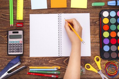 Boş defter, okul sup brushwith çerçevesinde eliyle açtı