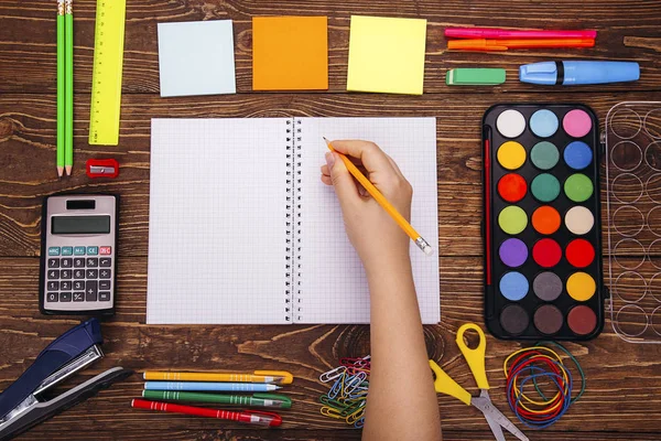 Caderno Branco Aberto Mão Com Uma Escovadacom Quadro Material Escolar — Fotografia de Stock