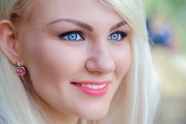 Rosto Jovem Mulher Com Belos Olhos Azuis Fechar Retrato Parque — Fotografia de Stock