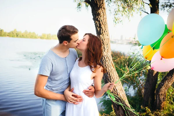 Schöner junger Mann küsst seine Freundin — Stockfoto