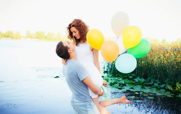 Mooie Vrolijke Gelukkige Paar Met Ballonnen Zoek Naar Elkaar Buurt — Stockfoto