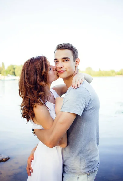 Encantado Uma Jovem Mulher Beijando Namorado Margem Rio — Fotografia de Stock