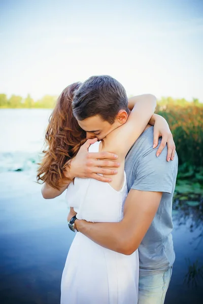 Paar verliefd knuffelen in de buurt van de rivier lopen buiten — Stockfoto