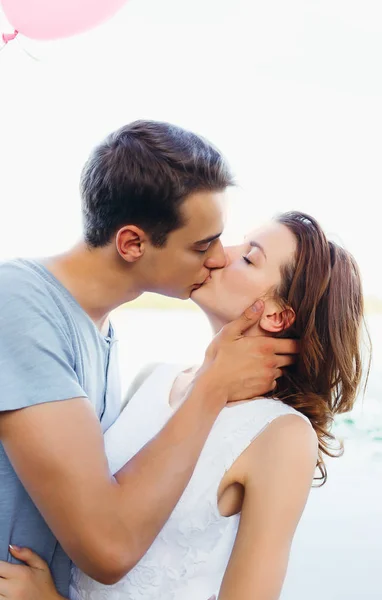 Belo Casal Feliz Com Balões Beijando Perto Rio — Fotografia de Stock