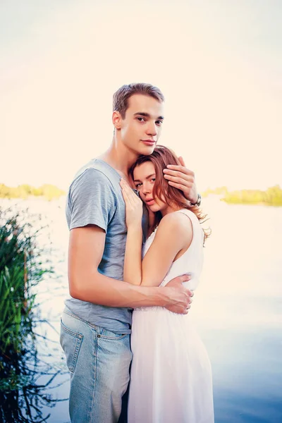 Casal apaixonado abraçando perto do rio andar ao ar livre — Fotografia de Stock