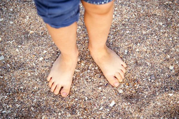 Pies de niños en la arena — Foto de Stock