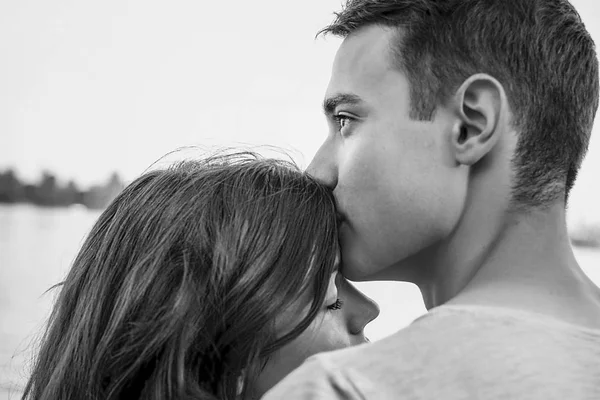 Csinos, fiatal férfi megcsókolta barátnője — Stock Fotó