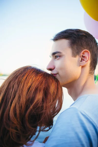 Paar verliefd knuffelen in de buurt van de rivier lopen buiten — Stockfoto