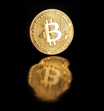 Siyah zemin üzerinde altın bitcoin