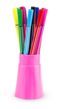 Pembe plastik bir kap beyaz arka plan üzerinde izole renkli keçeli kalem kümesi