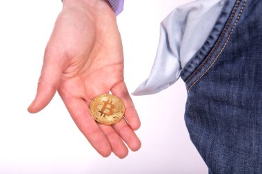 Altın botcoin tutan ve boş cebinde gösterilen bir adam. Beyaz adam izole