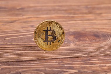 Ahşap zemin üzerine altın bitcoin