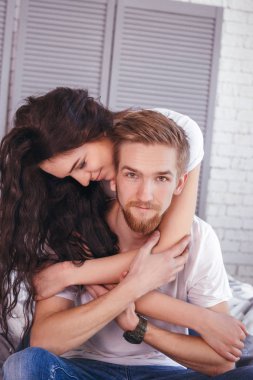 Genç seven çift yatakta. Yaşam tarzı