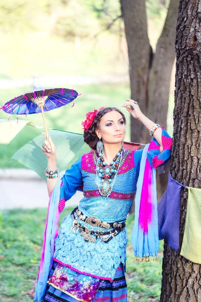 Красива Азіатська Жінка Барвистій Сукні Парасолькою Парку — стокове фото