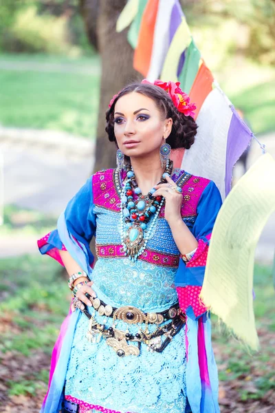 Belle Femme Asiatique Robe Colorée Avec Parapluie Dans Parc — Photo