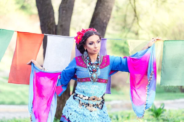 Belle Femme Asiatique Robe Colorée Avec Parapluie Dans Parc — Photo