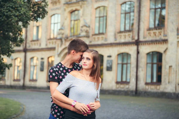 Vriendje Knuffelen Zijn Vriendin Van Achter Het Park — Stockfoto