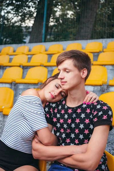 Young Liefdevolle Paar Het Stadion — Stockfoto