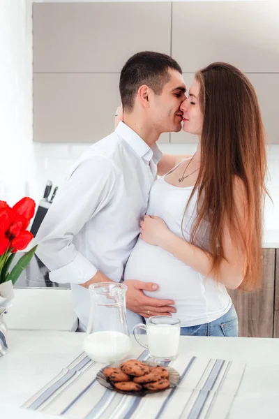 Homem Beijando Sua Esposa Grávida Tocando Sua Barriga — Fotografia de Stock