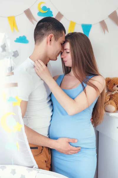 Amar Jovem Casal Apaixonado Esperando Bebê — Fotografia de Stock