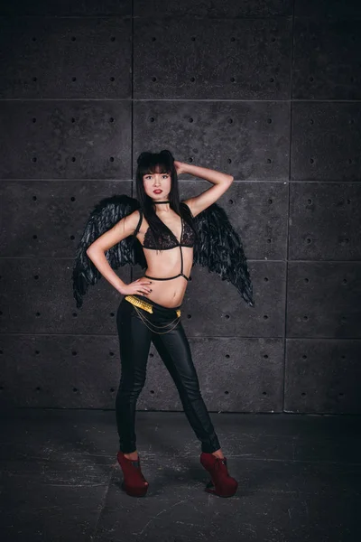 Zwarte Engel Vrouw Van Mooie Model Ondergoed Dunne Lederen Jas — Stockfoto