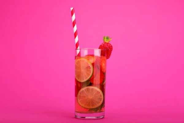 Fresh Lemonade Strawberries Lime Mint Tall Glass White Pink Background — Stock Photo, Image