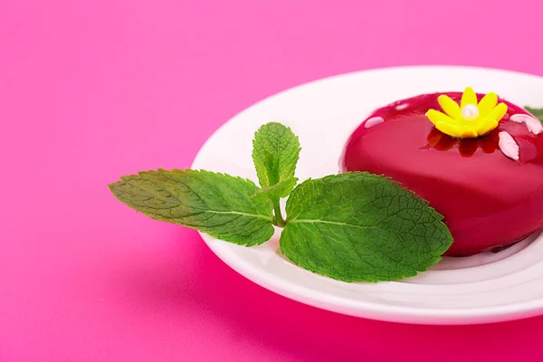 Sarı Çiçek Nane Yaprakları Ile Tatlı Kırmızı Pasta Pembe Bir — Stok fotoğraf