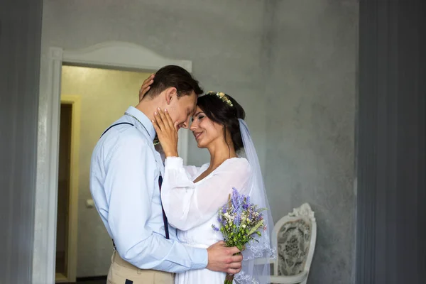 Meeting Bride Groom Bedroom Newlyweds Happy Man Flowers His Hand — Stock Photo, Image