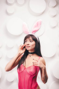 Pembe seksi iç çamaşırı tavşanlı kadında güzel ince model