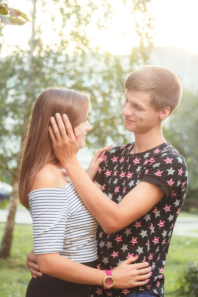 Vriendje knuffelen zijn vriendin, en streelde haar haren — Stockfoto