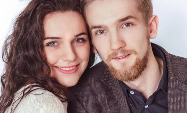 Çekici adam bir kızla öpüşme