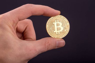 Altın Bitcoin tutan adamın el