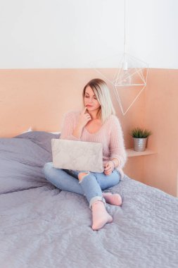 Dizüstü bilgisayarda çalışan sıradan, güzel bir kadın.