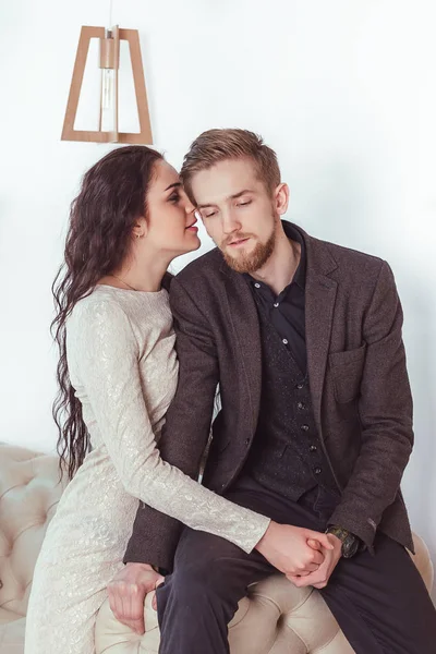 Atraente cara com uma menina beijando — Fotografia de Stock