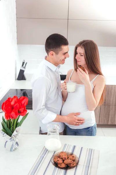 그의 임신한 아내를 키스 하는 남자 — 스톡 사진